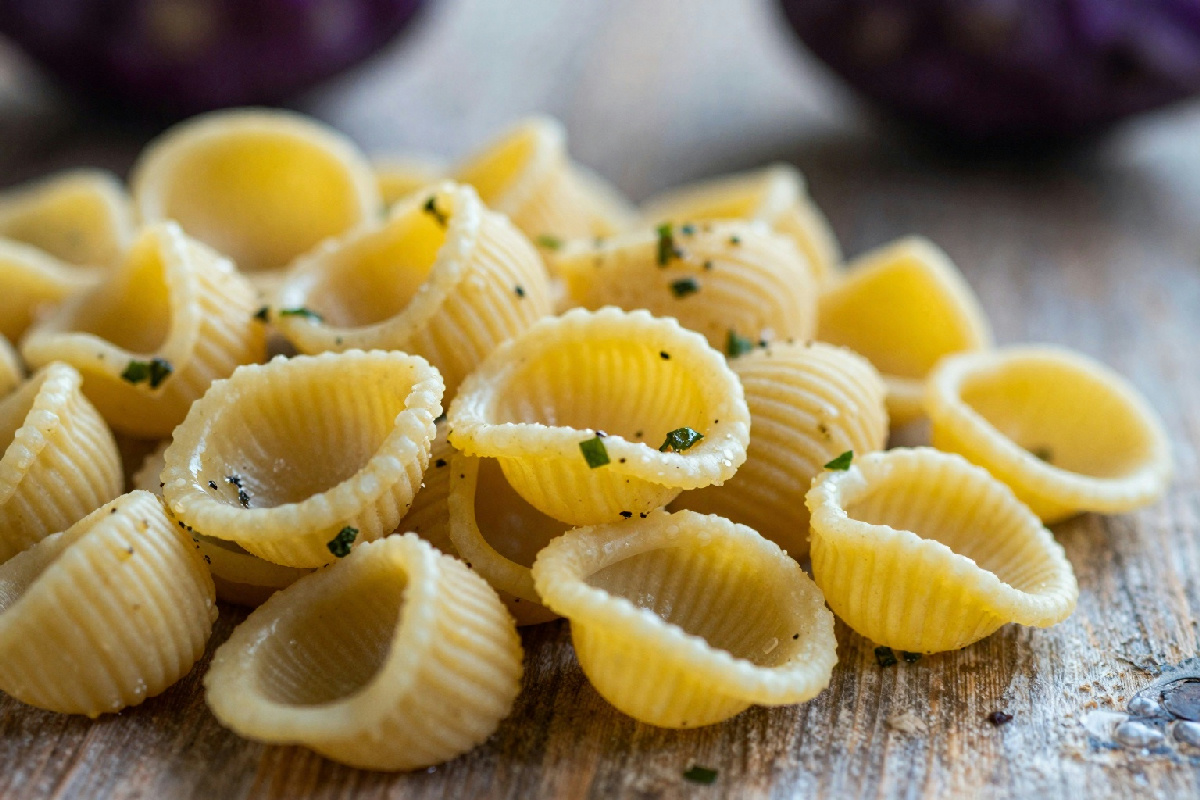 Preparare orecchiette con cime di rapa è un viaggio nel cuore della tradizione pugliese, un piatto che racconta storie di famiglia e sapori autentici.